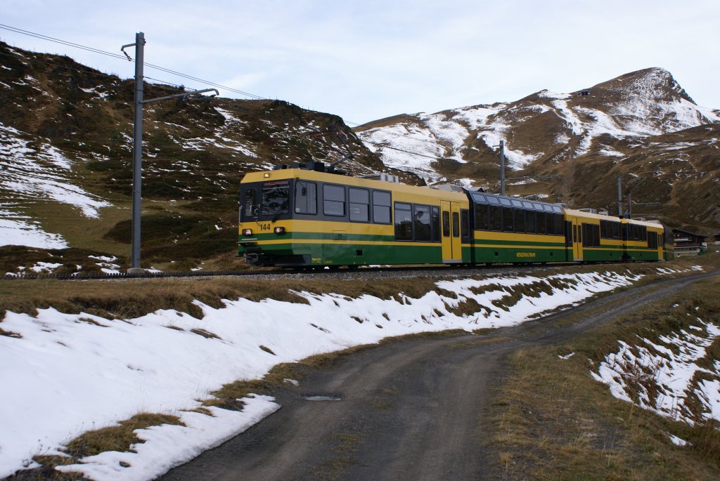 Am frhen Morgen des 31.10.09 fahren die beiden Zahnradtriebwagen Bhe 4/8 144 und Bhe 4/8 141 von der Kleinen Scheidegg talwrts Richtung Grindelwald.