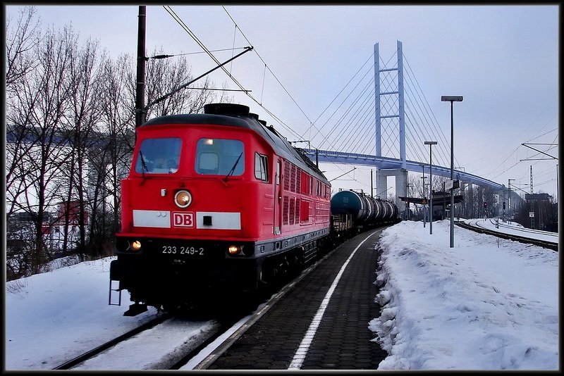 Am fr�hen Morgen durchf�hrt 233 249-2 mit dem Fr�hg�terzug den Bhf Stralsund R�gendamm.(aus Mukran kommend)   am  23.02.10