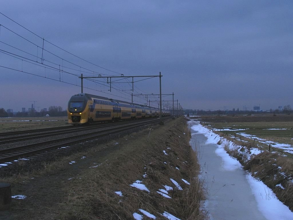 Am fr�hen Morgen fahren 8711 und 8608 vorbei mit IC 526 Groningen CS-Den Haag CS bei Haren am 19-2-2010.