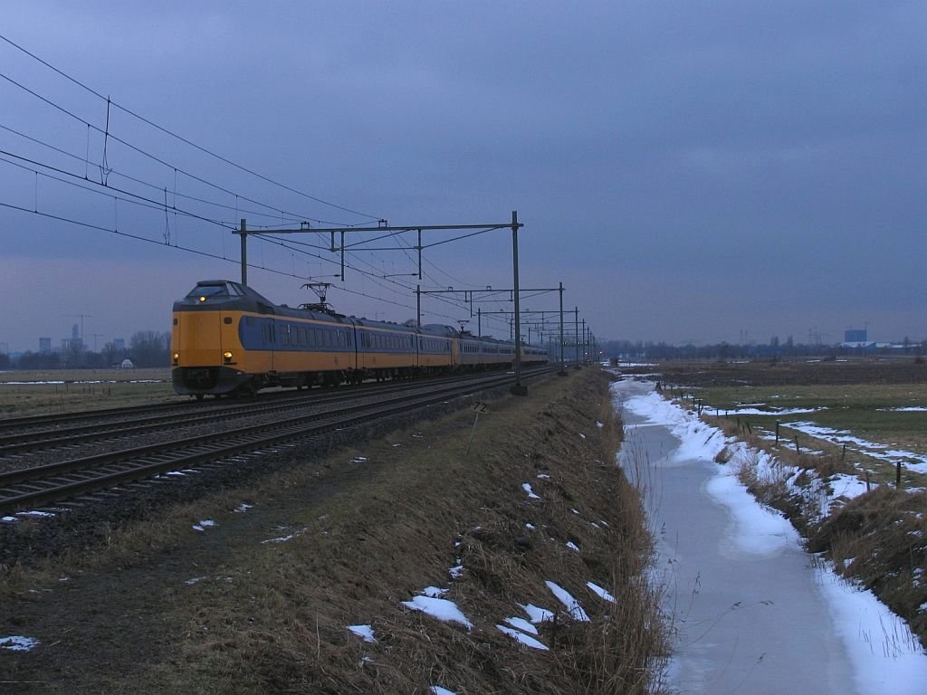 Am frhen Morgen fahren Koplopers 4041, 4227 und 4228 vorbei unter eine graue Himmel mit IC 728 Groningen CS-Schiphol bei Haren am 19-2-2010.