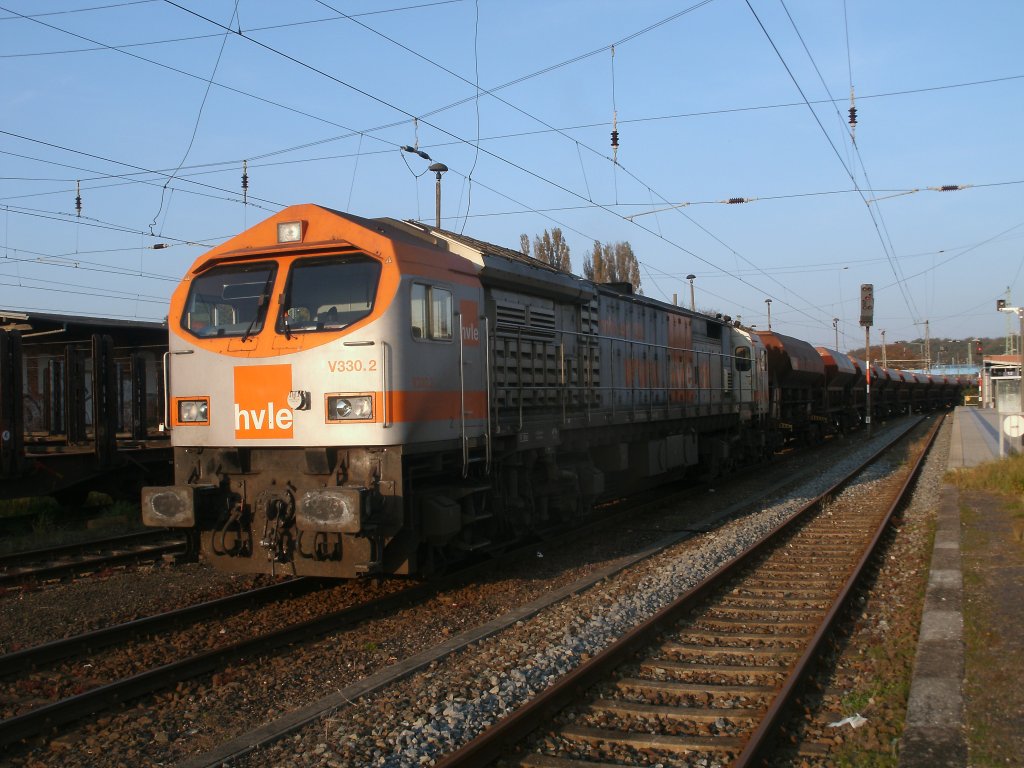 Am fr�hen Morgen,vom 22.Oktober 2011,kam hvle V330.2 mit mehren Kieswagen nach Bergen/R�gen und am Nachmittag waren alle Kieswagen bereits Entladen so das es am Nachmittag wieder zur�ck ging.