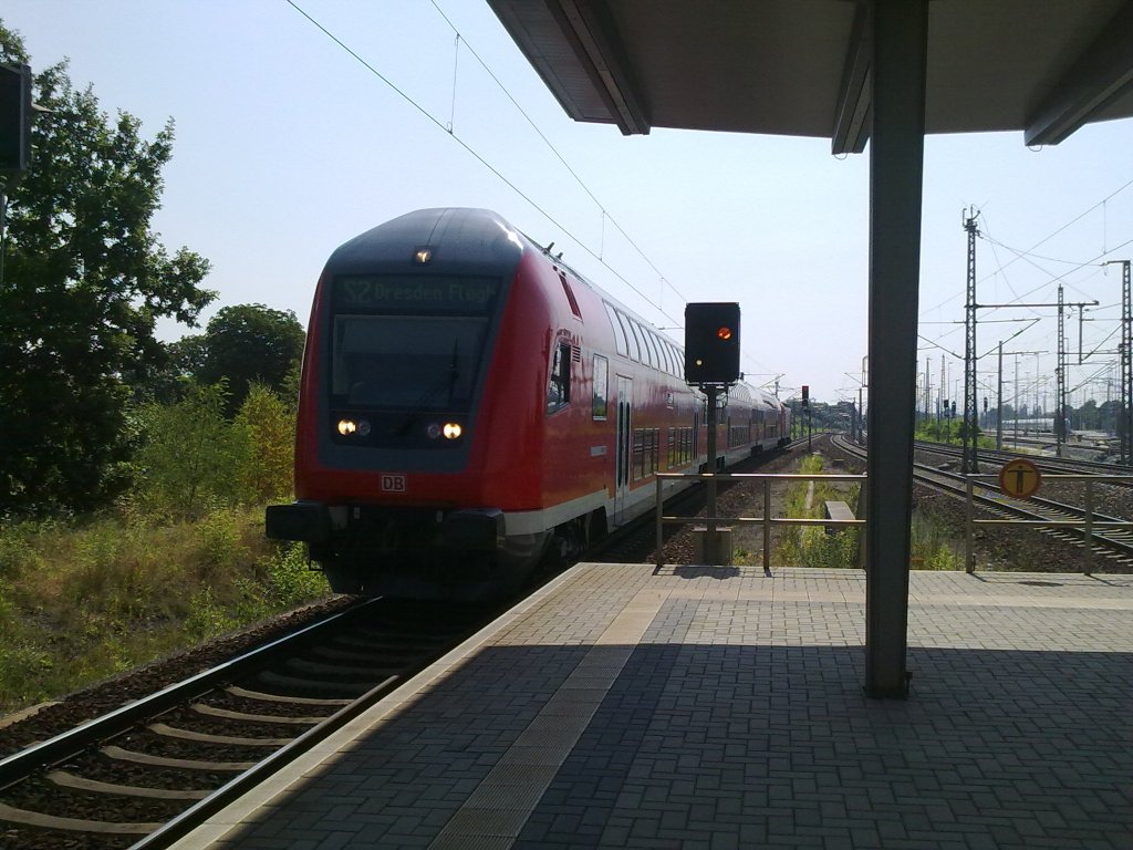 Am frhen Vormittag fhrt S2 nach Dresden Flughafen in den Bahnhof DD Reick ein.
1.7.10
