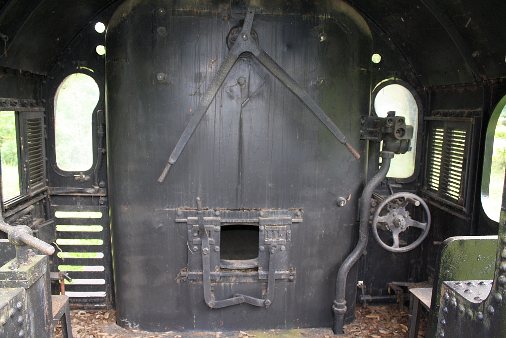 Am Führerstand der 279 (2'C1'-h3, Hanomag, Bauj. 1929, Fab.Nr. 10659) wurden alle Armaturen entfernt, was nun einen trostlosen Anblick bietet. Siam Country Club/Pattaya am 17.März 2011.

