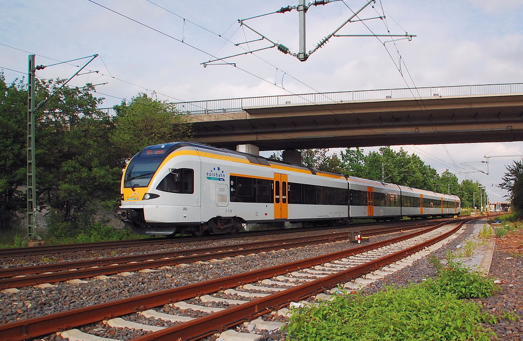 Am frhen Abend des 1. Juni 2012 eilt der ET 7.13 der Eurobahn durch Korschenbroich. Als RE13 ist er von Hamm nach Venlo NL unterwegs......
