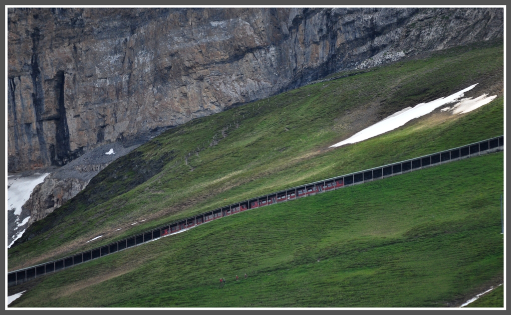 Am Fuss der Eigernordwand fahren BDhe 4/8 211 und 215 talwrts Richtung Kleine Scheidegg. Das Foto habe ich aus einem Zug der WAB gemacht. (26.05.2012)