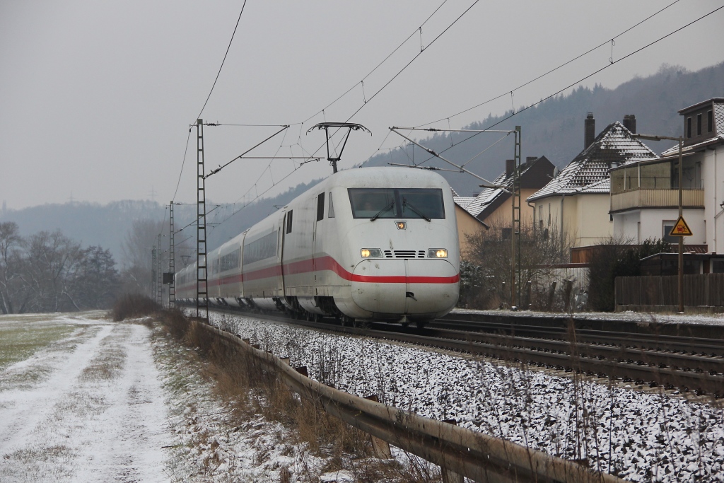 Am ganzen Oster-Wochenende gab es wieder Fernverkehr-Umleiter auf der NSS wegen Bauarbeiten auf der SFS. Grund genug, mal wieder die KBS 610 aufzusuchen. Hier ein ICE 2 in Richtung Bebra. Aufgenommen in Ludwigsau-Friedlos am 29.03.2013.