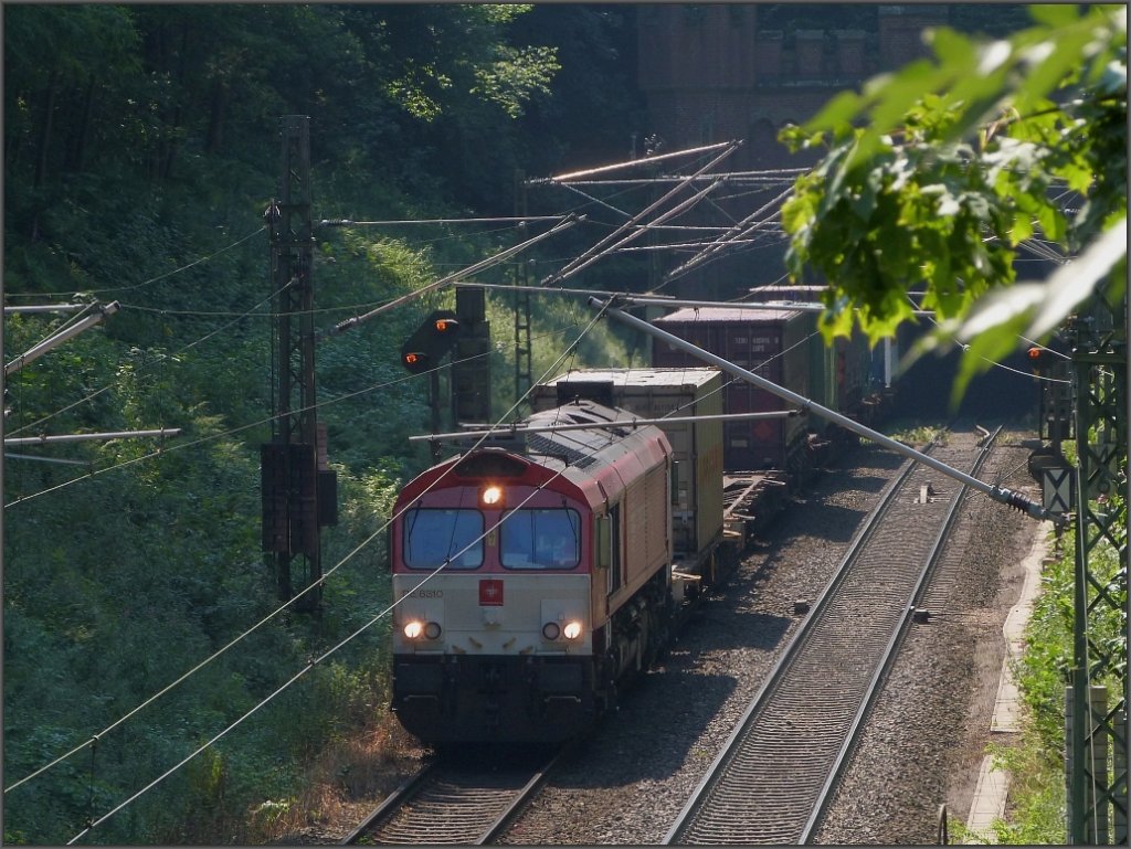 Am Gemmenicher Tunnel bei Reinhartzkehl enstand diese Aufnahme im August 2012.
Zu sehen ist eine Class 66 der Crossrail Benelux mit Gterfracht aus Antwerpen
am Haken auf ihren Weg hinunter nach Aachen West.