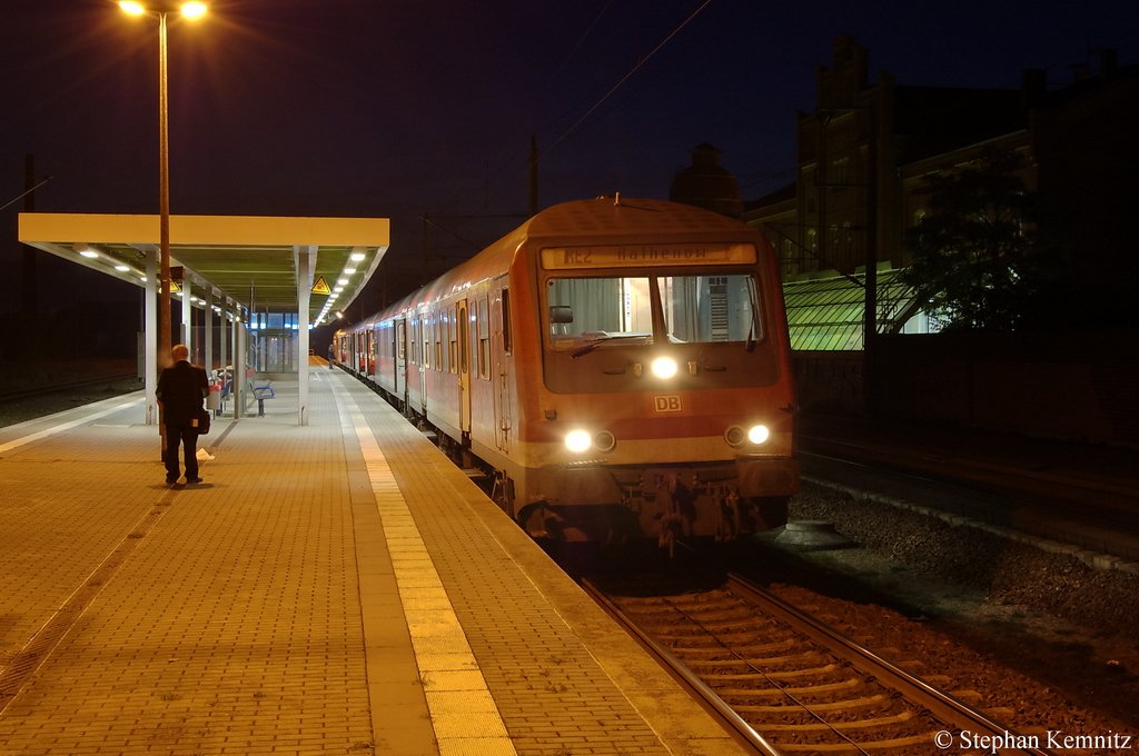 Am Gleis 1 in Rathenow steht der RE2 (RE 37387) von Rathenow nach Cottbus. Dieser Umlauf wurde mit Halberst�dter und zwei Bimz gefahren. 21.10.2011