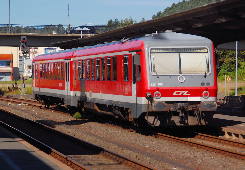 Am Gleis 2 des Bahnhofs Gerolstein war so eben der Triebwagen 628/928 506 der CFL an gekommen.....Samstag den 18.8.2012