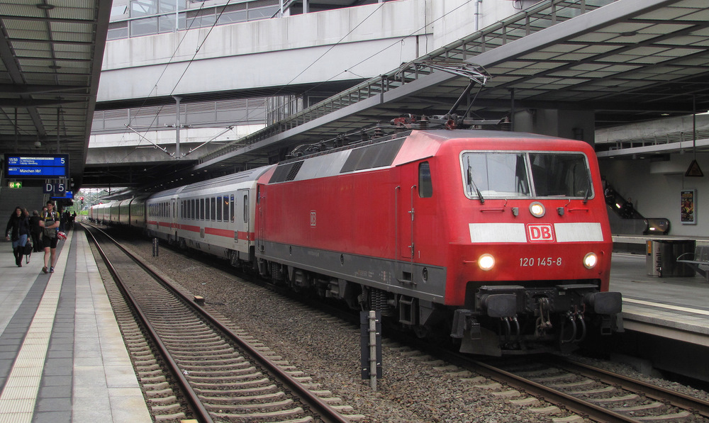 Am Gleis 4 steht bereitgestellt der IC 2200 von Berlin Sdkreuz nach Hamburg-Altona. Berlin Sdkreuz den 04.07.2011

