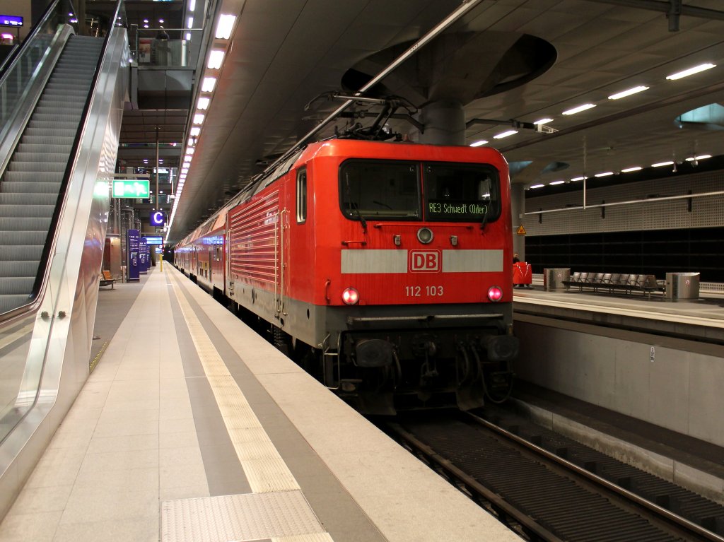 Am Gleis 6 in Berlin Hbf (tief) ist der RE 18326 mit der Schublok 112 103 nach Schwedt(Oder) bereitgestellt. 09.03.2012