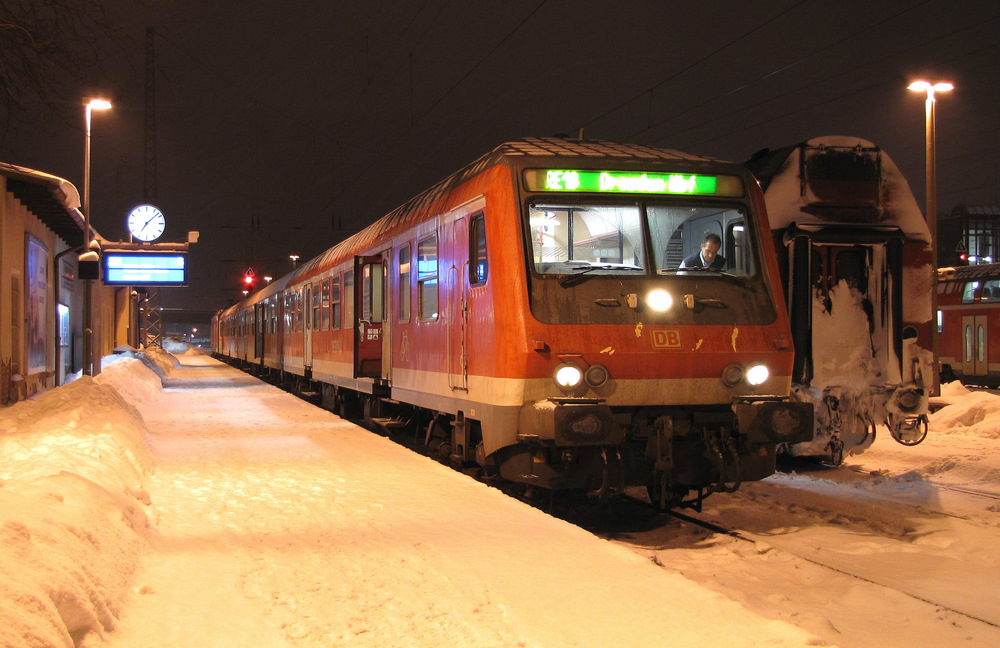 Am Gleis 6 steht der RE18 von Cottbus nach Dresden Hbf im Startbahnhof bereit. 27.12.2010
