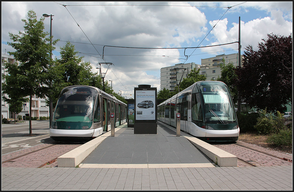 Am Gleisende - 

An der Endstation Lingolsheim Tiergaertel der Straßburger Linie B stehen sich eine Eurotram (links) und eine Citadis Tram gegenüber. 

11.06.2011 (M)