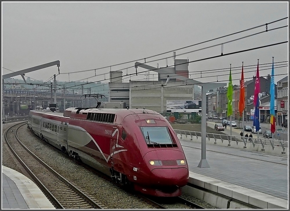 Am grauen, aber windstillen Morgen des 08.05.10 fhrt der PBKA Thalys 4306 in den Bahnhof Lige Guillemins ein. (Jeanny) 