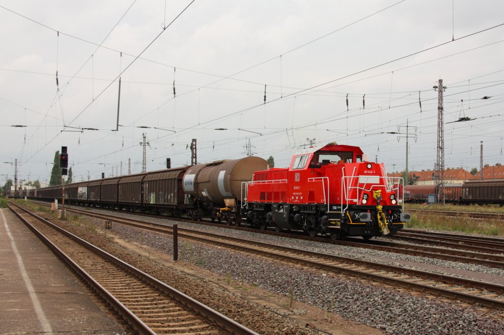 Am Haltepunkt Magdeburg-Eichenweiler konnte 261 046-7 mit einem G�terzug abgelichtet werden (09.09.2011). 