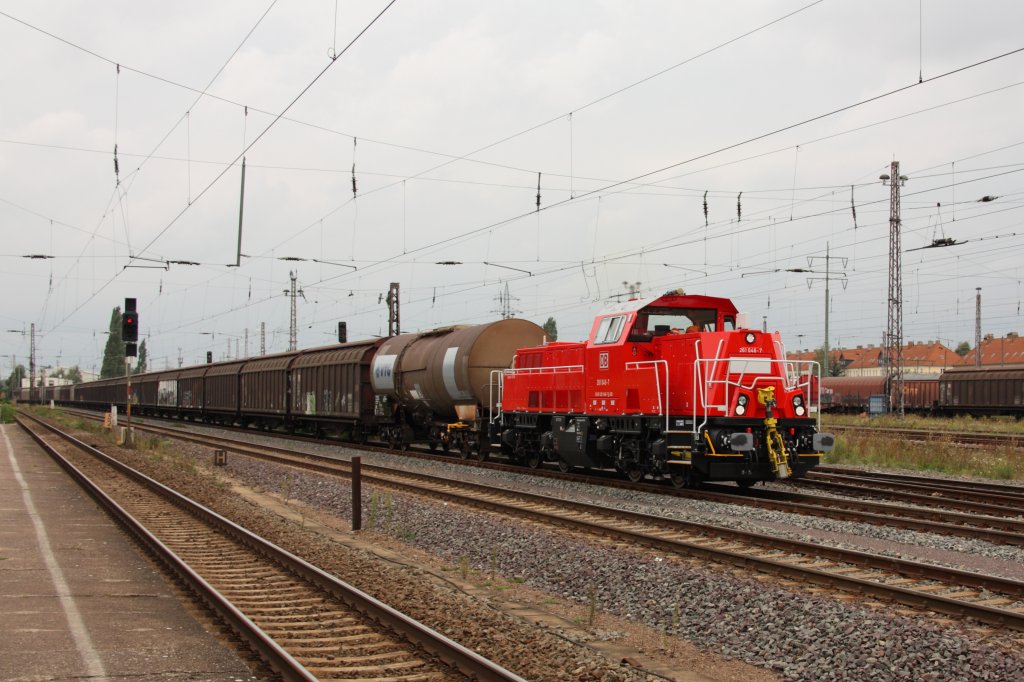Am Haltepunkt Magdeburg-Eichenweiler konnte 261 046-7 mit einem Gterzug abgelichtet werden (09.09.2011). 