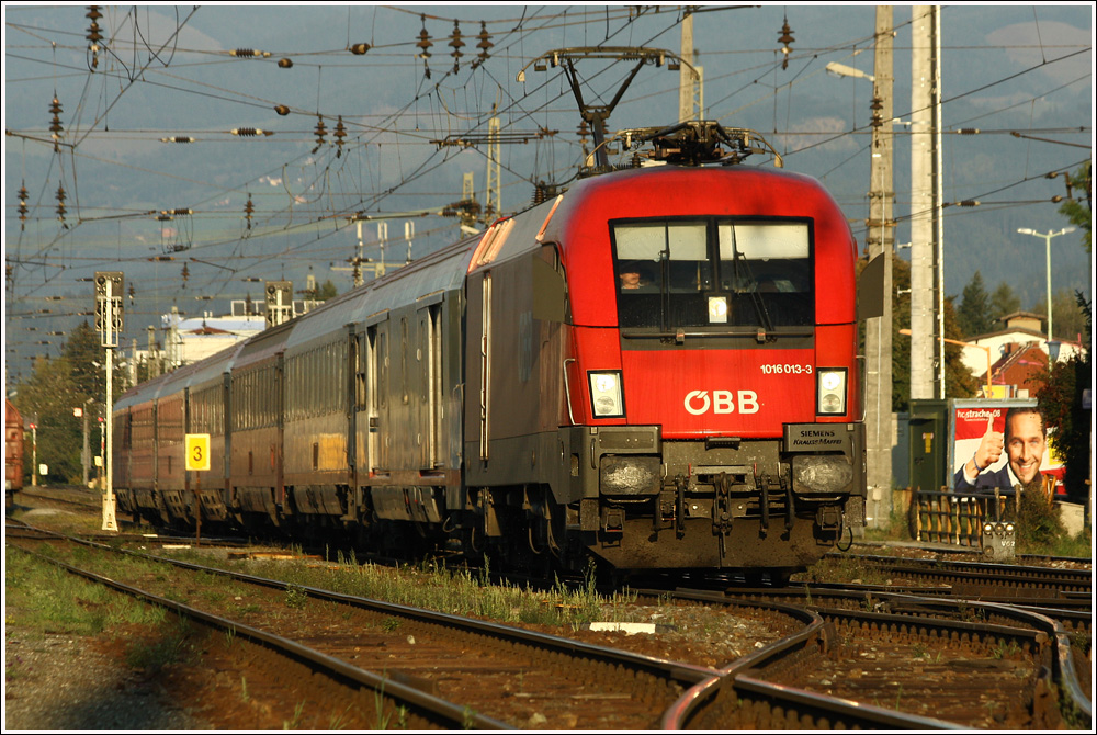 Am H.C. vorbei, zieht 1016 013 den Intercity 539  Therme Nova Kflach  von Wien Sdbahnhof nach Villach Hbf. 
Zeltweg 28.09.2008