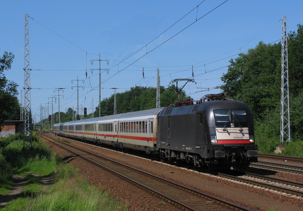 Am Herrentag ging es f�r uns aufgrund der angek�ndigten 18er, die sich als 02er entpuppte nach Diedersdorf. Fr�h genug angekommen gelang der erste erw�hnenswerter Schuss auf die ES 64 U2 - 070 mit ihrem EC 175 nach Budapest. Viele Gr��e an den Tf f�rs Pfeifen!