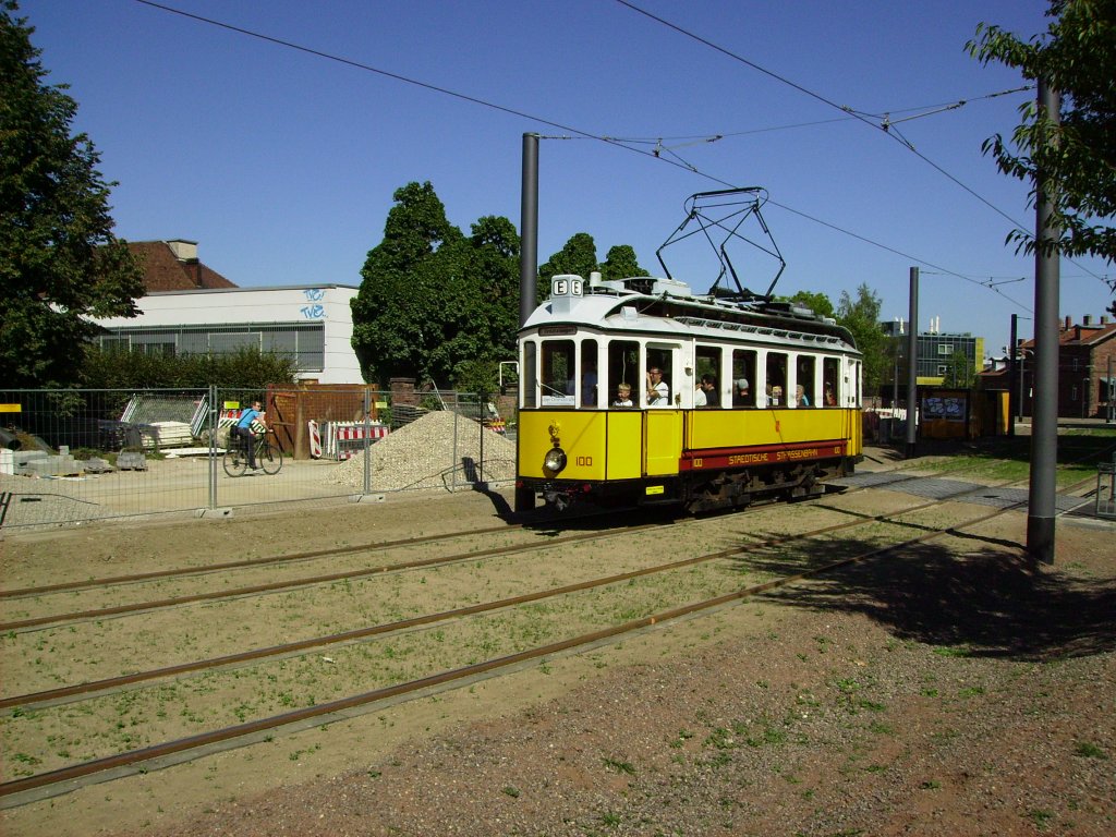 Am heutigen 08.09.2012 wurde die neue Straenbahnstrecke der Sdostbahn von der Tullastrae ber Schloss Gottesaue, dem Ostauepark, der Kriegstrae zur Phillip-Reis-Strae erffnet. Im Rahmen der Erffnung fuhr der TSNV, der gleichzeitig sein 25-jhriges Jubilum an der Tullastrae feierte (morgen 09.09.2012 auchnoch), mit hiostorischen Fahrzeugen auf der Neubaustrecke, hier ist Tw 100 kurz vor der Haltestelle Schloss Gottesaue.