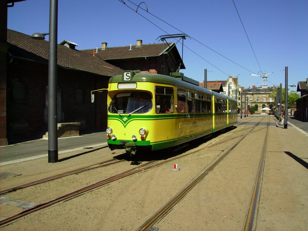 Am heutigen 08.09.2012 wurde die neue Straenbahnstrecke der Sdostbahn von der Tullastrae ber Schloss Gottesaue, dem Ostauepark, der Kriegstrae zur Phillip-Reis-Strae erffnet. Im Rahmen der Erffnung fuhr der TSNV, der gleichzeitig sein 25-jhriges Jubilum an der Tullastrae feierte (morgen 09.09.2012 auchnoch), mit hiostorischen Fahrzeugen auf der Neubaustrecke. So konnte beim alten Schlachthof der ehemalige Albtalbahntriiebwagen 4 aufgenommen werden.