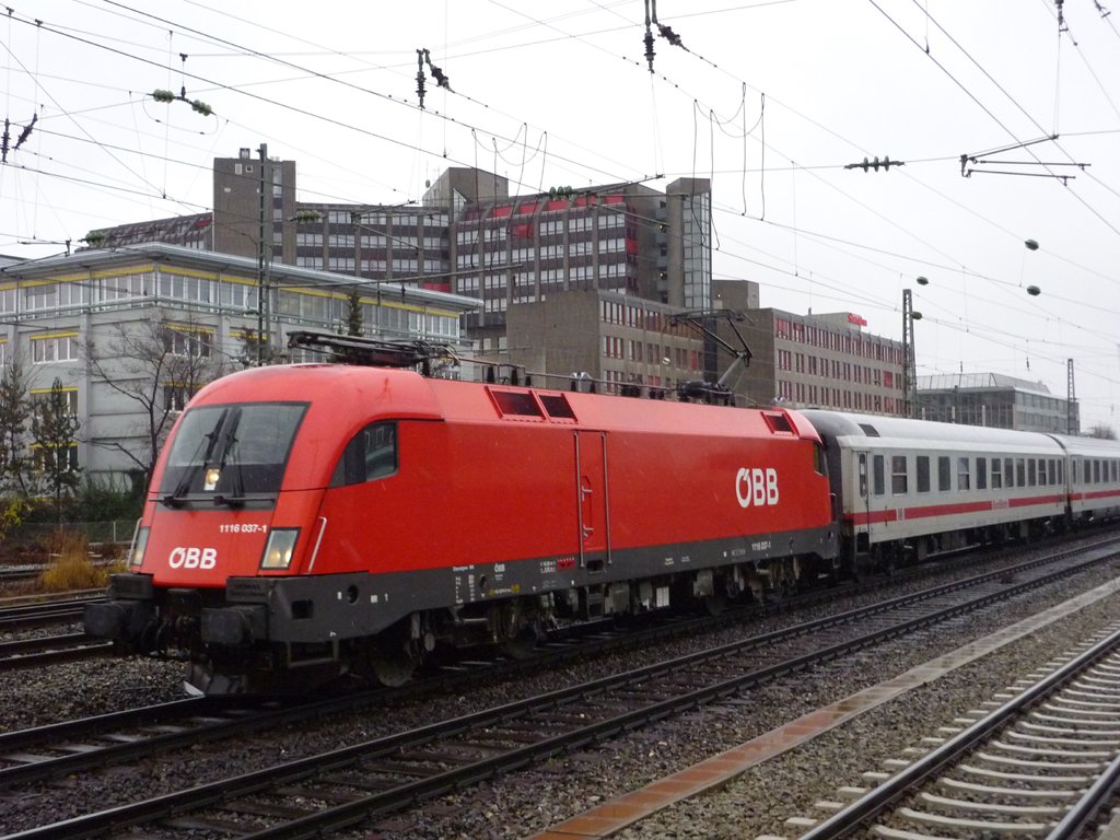 Am heutigen 11.12.2009 konnte ich die 1116 037-1 mit IC 2082 Knigsee am Heimeranplatz Fotografieren.