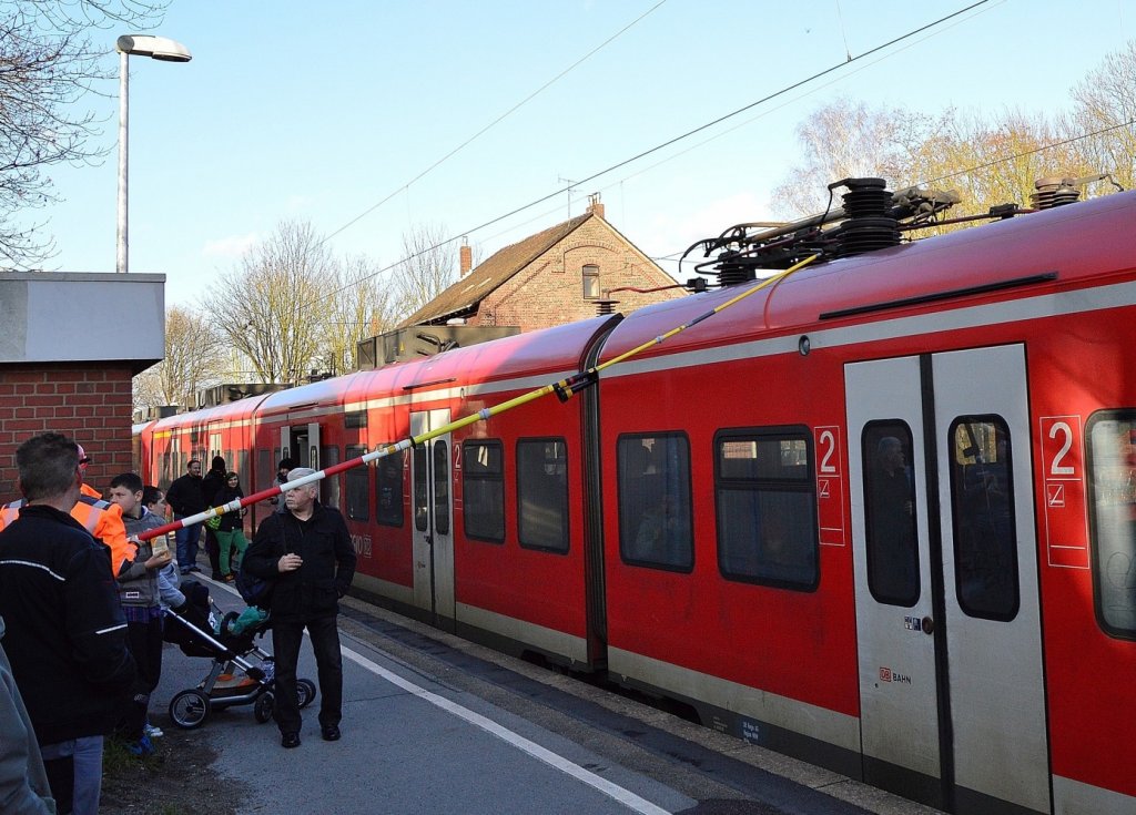 Am heutigen Sonntag den 25.11.2012 sorgte ein starker Wind f�r einen Zwischenfall, dem ich zuf�llig beiwohnen durfte. Der RE8 Zugnummer 10819 nach Koblenz fuhr in den Bahnhof Stommeln ein und als der Tf den Zug wieder in Bewegung setzen wollte gabe es einen lauten Knall und die Fahrleitung war stromlos. Nach kurzer Zeit versuchte der Tf in Absprache mit dem Fahrdienstleiter es noch einmal. Mir viel auf das es zwischen den Isolatoren des Panthografen Funkenschlag gab.....darauf hin ging ich die neben dem Bahnhof gelegene Stra�e hoch und da sah ich den Ausl�ser des Kurzschlu�. Nach einigem Hin und Her kam dann ein Mitarbeiter mit einer Isolierten Stange und angelte den Zweig vom Hauptschalter und nach gut 45 Minuten konnte der Zug seine Fahrt nach Koblenz fortsetzen.......P.S. dank der Gelassenheit der Fahrg�ste und des Tf kam es zu keinen �berreaktionen und alle waren am Ende froh das die Fahrt weiter gehen konnte...
