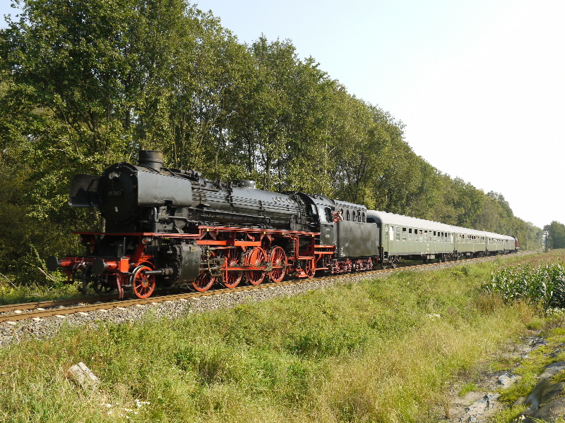 Am heutigen Sonntag wurde eine V100 an den Zug dran gekuppelt. Als der Zug dann zurck fuhr nach Mnster war die BR41 nur noch die Schublok. 26.09.2011