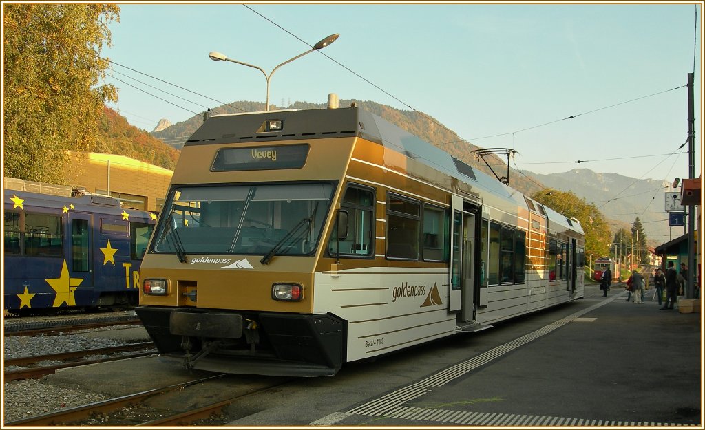 Am Himmel die Sonne, auf dem Abstellgleis die Sterne und mitten drin der CEV GTW Be 2/4 7003 kurz vor der Abfahrt nach Vevey. 
17. Okt 2011