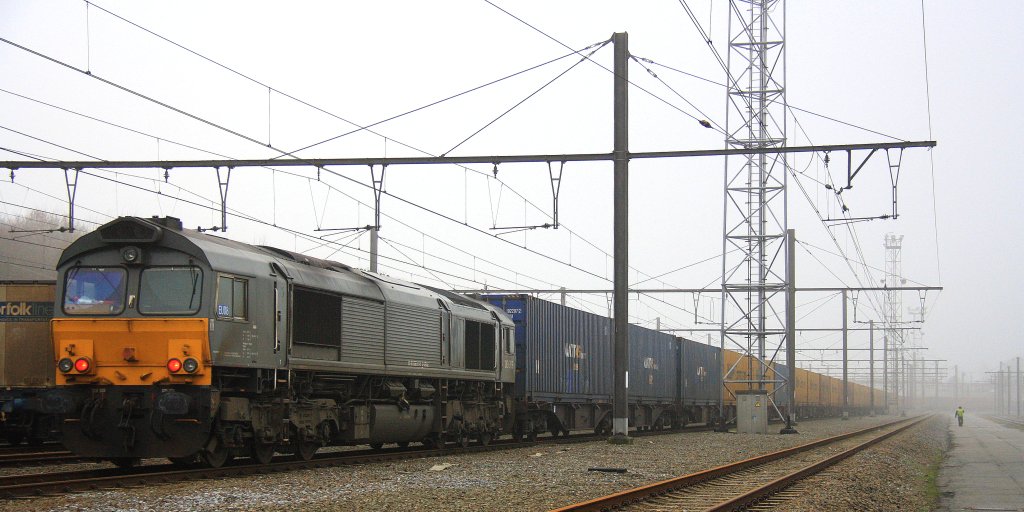 Am hinteren Ende des P&O Ferrymasters Containerzuges steht die Class 66 DE6306 von DLC Railways, vorne leider nicht zu sehen die Class 66 DE6309 von DLC Railways.
Aufgenommen in Montzen-Gare(B) bei Nebel am 6.1.2013.