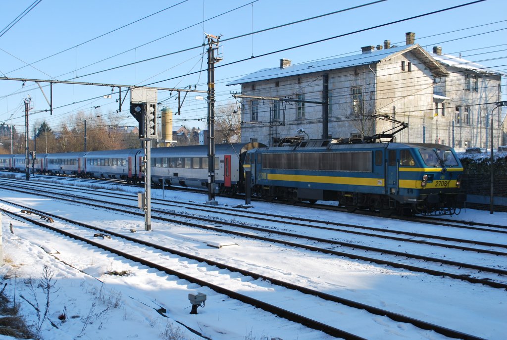 Am kalten 10. Januar 2009 ersetzt eine Lok der Reihe HLE 27 eine moderne HLE 13 am Kopf eines IC-Zuges Eupen-Oostende. Hier, an der Verzweigung in Herbesthal, verl�sst der Zug die Linie 49 und h�lt in einer Minute im Bhf Welkenraedt.