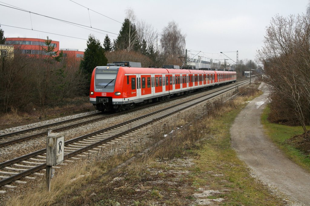Am kalten 20.12.12 kam mir in Poing 423 865-5 nach Petershausen vor die Linse.