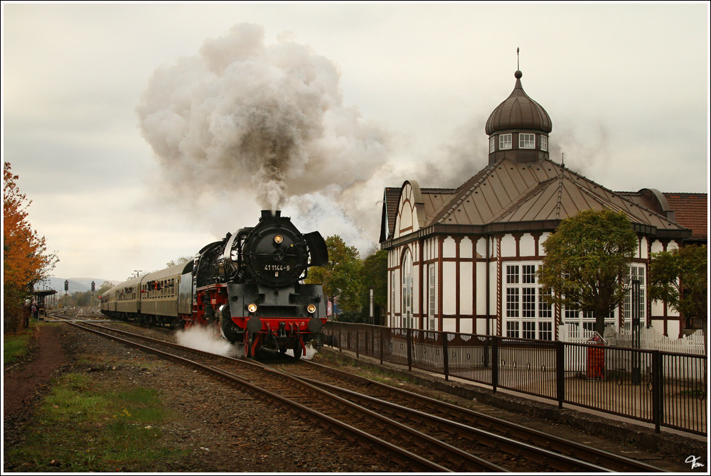 Am Keltenbad in Bad Salzungen vorbei, fhrt 41 1144 als DPE 105 (Eisenach - Meiningen) beim Plandampf im Werratal. 
27.10.2011