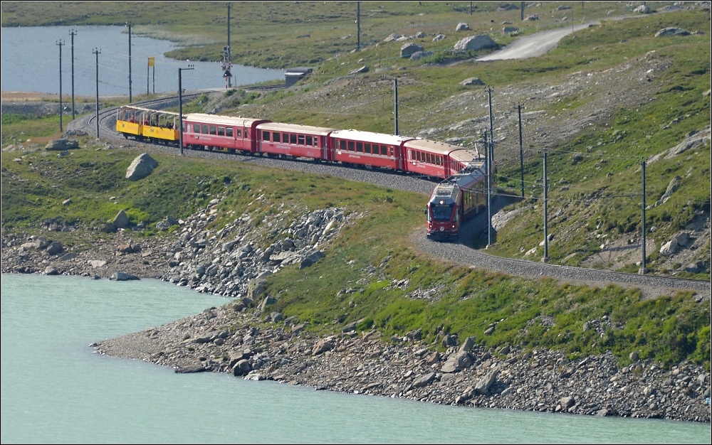 Am Lago Bianco (I).

Ein Allegra mit Verstärker und offenen Wägen schlängelt sich entlang des Lago Bianco. Im Juli 2013.