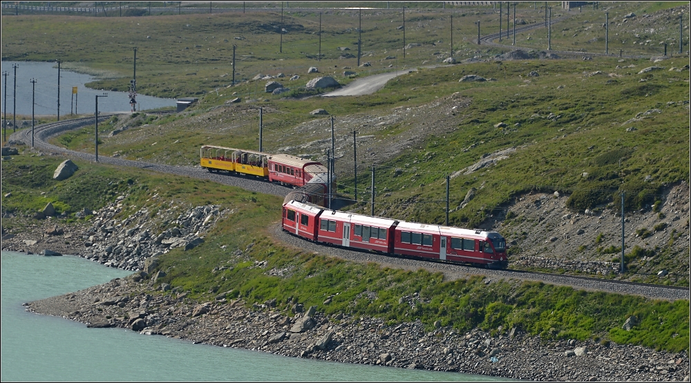 Am Lago Bianco (IV).

Zwei Minuten nach der ersten Sichtung hat sich der Zug von Sankt Moritz nach Tirano schon ein ganzes Stück bis an das Ufer des Lago Bianco vorgearbeitet. Im Juli 2013