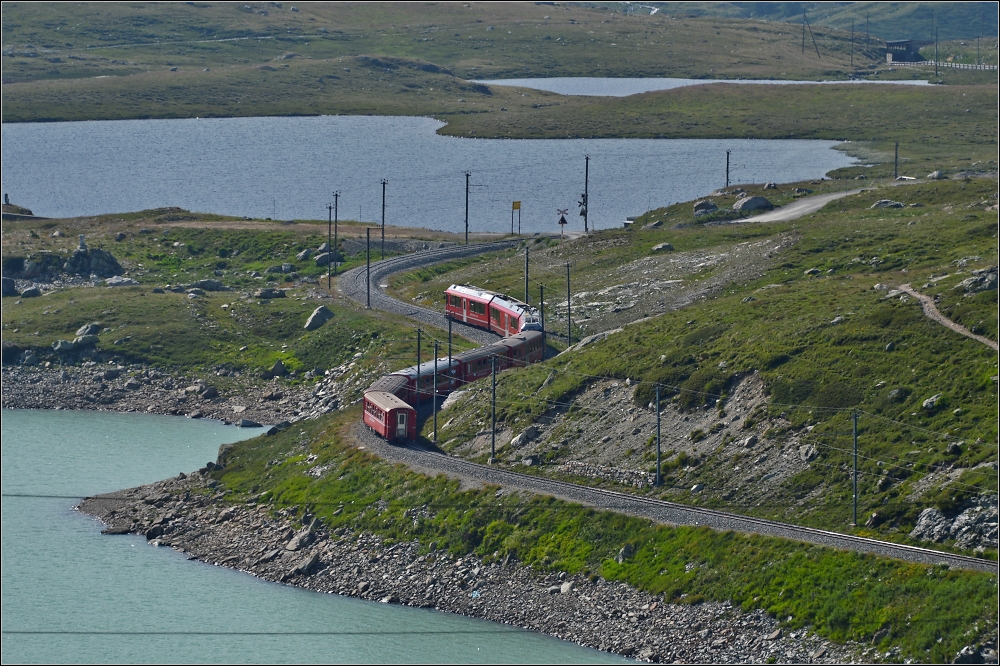 Am Lago Bianco (V).

Der Gegenzug von Tirano nach Sankt Moritz ist mit seinen 7 Wagen geradezu kurz fr Jahres- und Tageszeit. Im Juli 2013