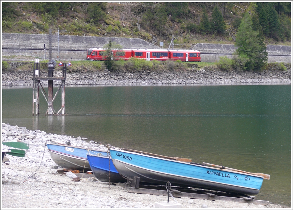 Am Lago di Poschiavo bei Miralago grsst die Raffaela einen neuen Allegra Triebzug, der anlsslich des Festes in Tirano Pendelfahrten nach Poschiavo ausfhrte. (09.05.2010)
