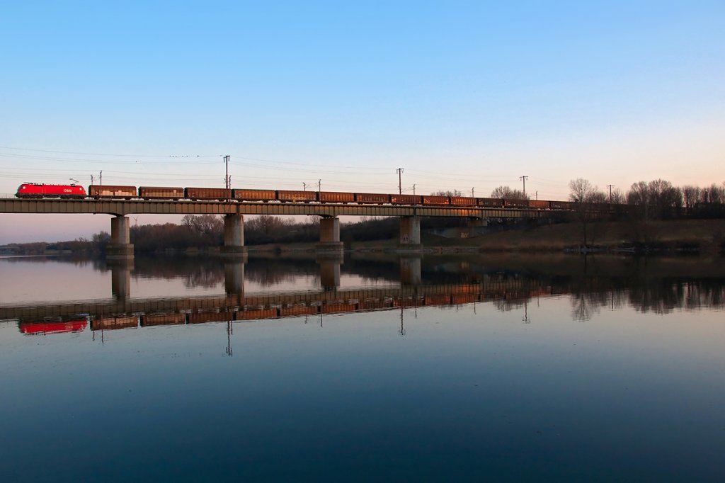 Am lauen Frhlingsabend des 21.03.2012 spiegelt sich dieser Gterzug in der neuen Donau.