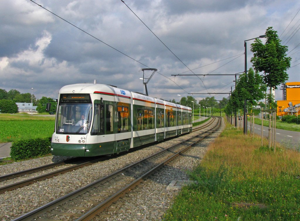 Am letzten Einsatztag des Augsburger Flexity schaffte ich es tatschlich noch nach Zrich. Bei den Wetterprognosen htte ich mit einem Hardcore-Regenbild gerechnet, doch pnktlich zum Eintreffen des Exoten ganz am Ende der Linie 11 riss die Wolkendecke auf und ermglichte mit diese Aufnahme vom AVV-Triebwagen 882 zwischen Auzelg und Fernsehstudio. (18.Juni 2010)