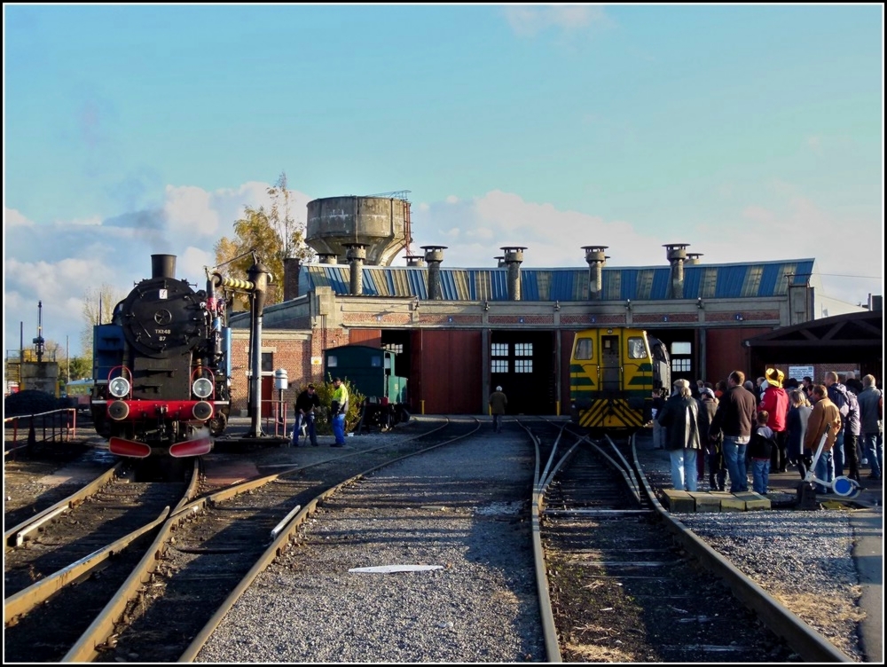 Am letzten Oktoberwochenende hatte die Museumsbahn Chemin de Fer  vapeur des 3 Valles zu einem Halloween Zug eingeladen. Die zahlreichen Besucher bewundern die polnische Dampflok Tkt 48-87 beim Wasserfassen vor der Rotonde in Mariembourg. 30.10.2010 (Jeanny)