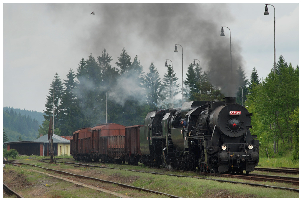 Am letzten Tag (3.6.2012) wurde anlsslich der Kindertage in Vrtky speziell fr autoverfolgende Fotografen ein Fotogterzug von Vrtky nach Kremnick Bane in Verkehr gesetzt. Bespannt wurde Sv 31219 mit 556 036 als Zuglok und 555 3008 als Vorspann. Bei dieser Aufnahme handelt es sich um einen Nachschuss, da der Zug von einer Taucherbrille von Kremnick Bane nach Vrtky zurck gezogen wurde. Dank des Windes, der diese Situation so aussehen lsst, als wrde der Zug gerade einfahren, und Dank Photoshop sieht es jetzt aber so aus, als wrde der Zug gerade in Kremnick Bane einfahren.