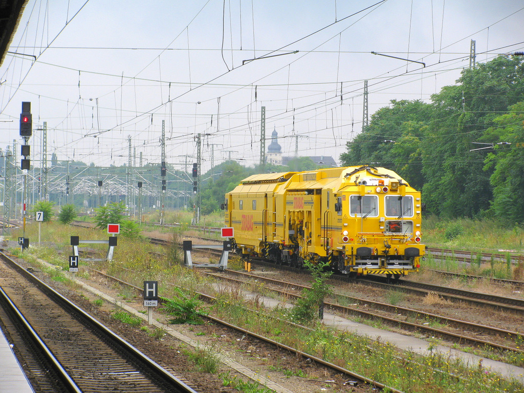 Am Magdeburger Hbf. trafen wir dann am 09.08. direkt mal dieses Gleisbaugefhrt auf der Fahrt gen Osten.