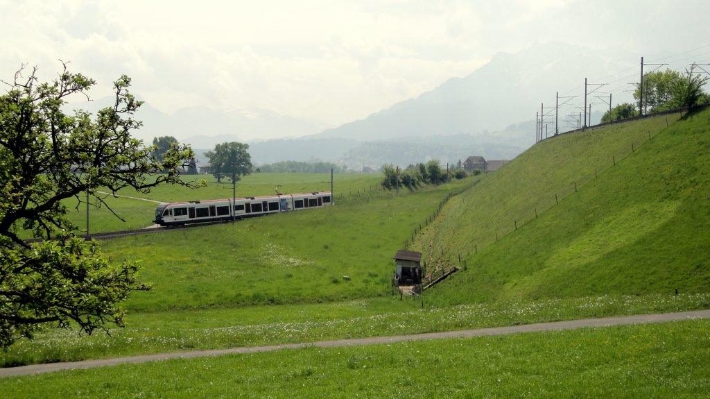 Am Mittag des 02.05.11 schlgt ein GTW bei Emmen den Weg in Richtung Seetal ein. Zu dieser Zeit war die Hitze unertrglich, aber am Pilatus sammelte sich etwas an.