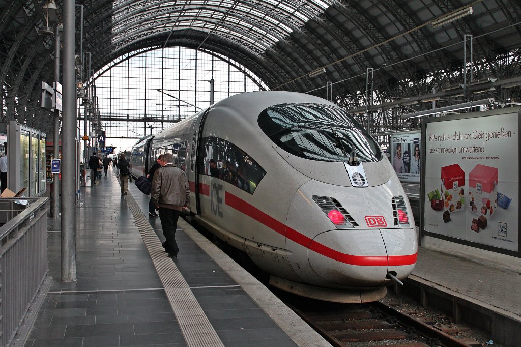 Am Mittag des 24.05.2013 stand 403 559-8  Leverkusen  zusammen mit einer 406 Einheit als ICE 120 von Frankfurt (Main) Hbf nach Kln Hbf/Amsterdam CS abfahrbereit im Startbahnhof.