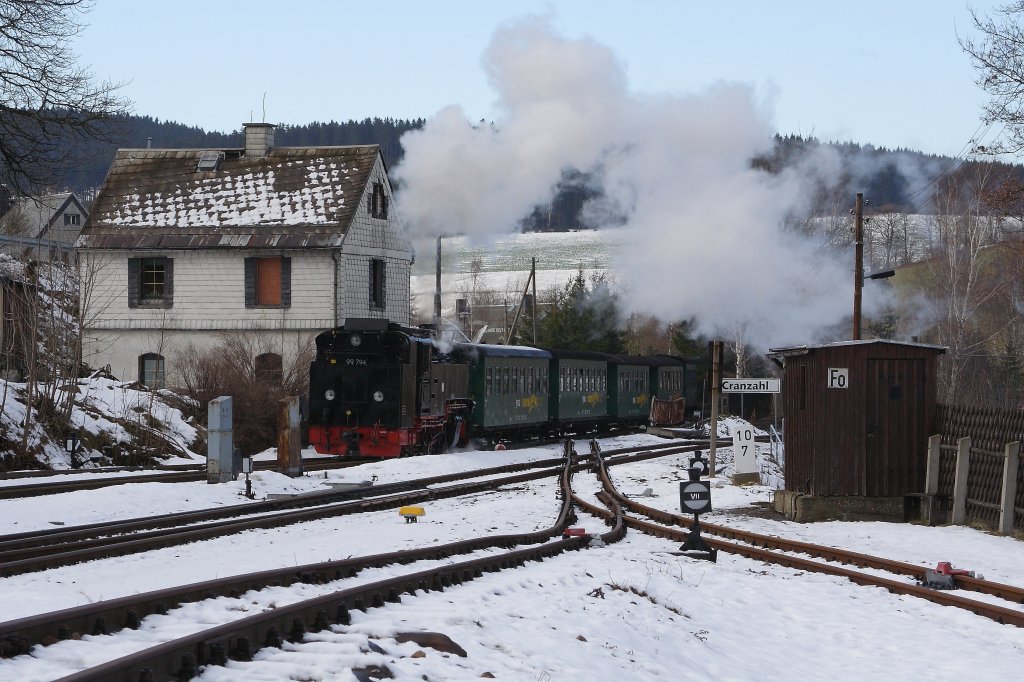 Am Mittag des 30.12.2012 fhrt 99 794 mit P1002, aus Oberwiesenthal kommend, im Bahnhof Cranzahl ein.