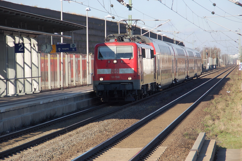 Am Mittag des 8.2.2011 kommt durch den Haltepunkt Allerheiligen die 111 156 mit ein Zug der Linie RE7 nach Rheine gefahren. 