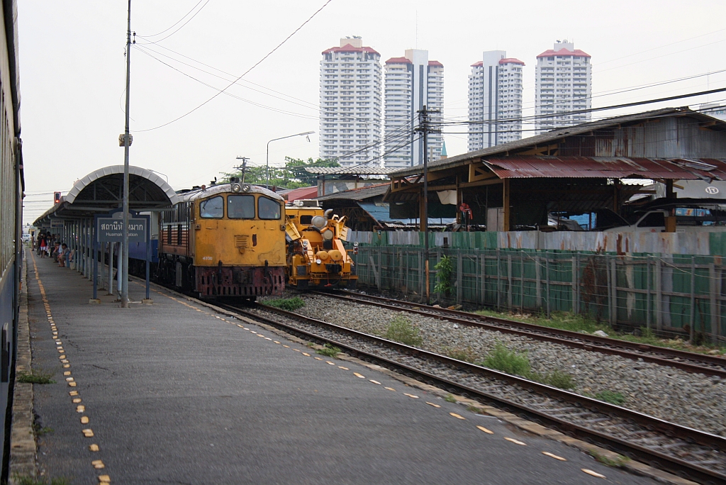 Am Mittelbahnsteig der Hua Mak Station wartet am 17.März 2011 eine GEK 40.. vor dem ORD 388 von Chachoengsao Junction nach Bangkok auf die Kreuzung mit dem ORD 283.