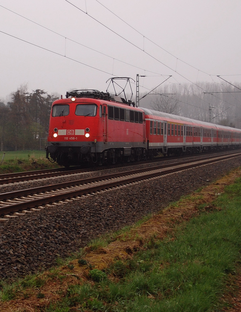 Am Mittwoch den 4.4.2012 fhrt dieser RE4-Verstrker in Richtung Aachen. Gezogen wird der Zug  von der 110 456-1 hier bein Korschenbroich.