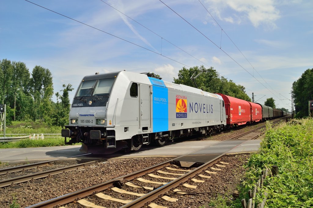 Am Montag den 1.7.2013 kommt die 185 696-2 Marie-Chanthou mit dem Northeimer auf der Kbs 495 in Richtung Osterath am B Tilmeshof vorbei gefahren. 