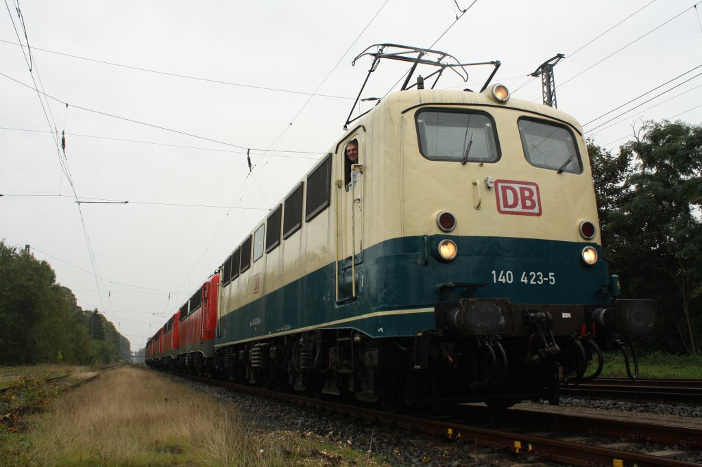 Am Montag den 27.09.10 hatte das lange Warten ein Ende, hier die 
140 423-5 bei der Zurckstellung wegen berholung in
Hckelhoven Baal bf.
Das Gleis links im Bild ist nicht mehr in Betrieb und nicht mehr
ans Streckennetz angeschlossen.