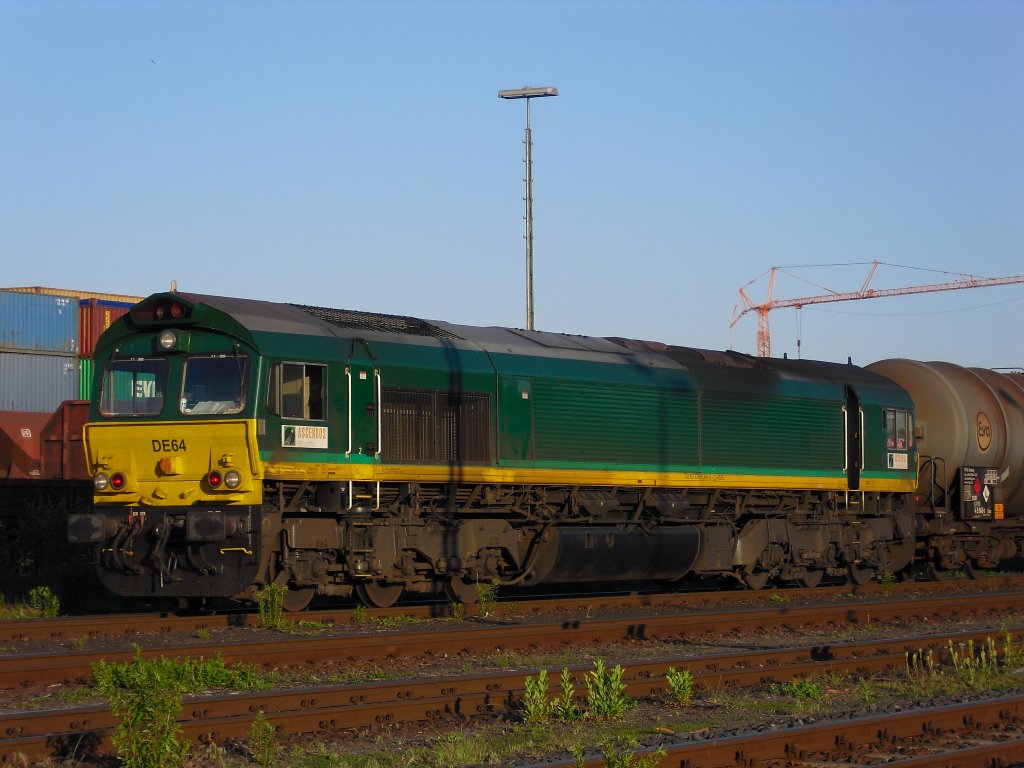 Am Montag den 30.05.11 stand 92 80 1266 064-5-D-HGK im Sonnenaufgang in Hof Hbf.